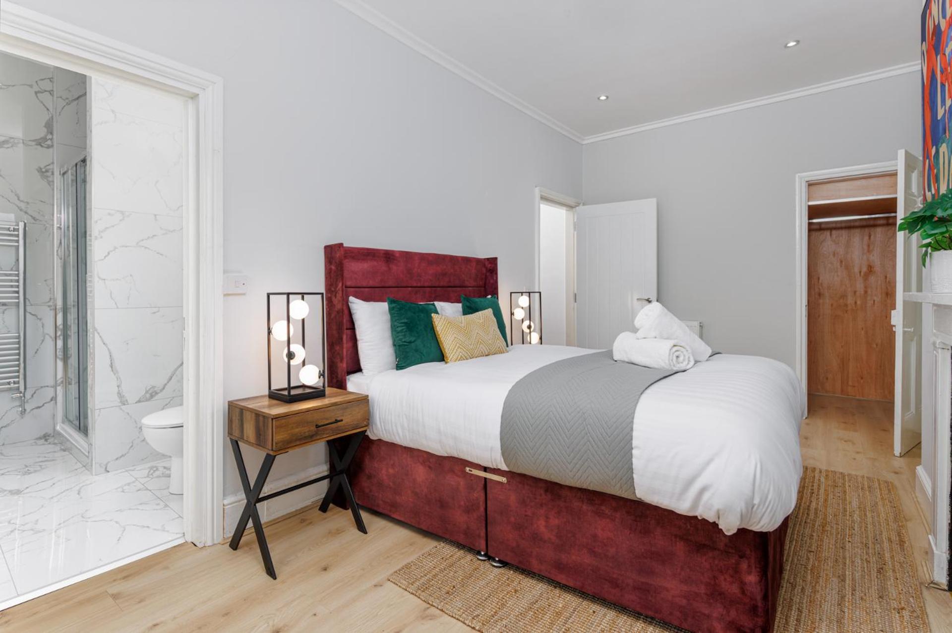 Flatzy - Centre Mansion, Sleeps 20, 5 Baths Holiday home Liverpool