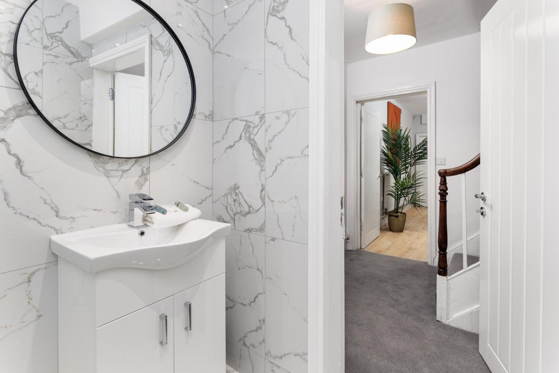 Flatzy - Centre Mansion, Sleeps 20, 5 Baths *