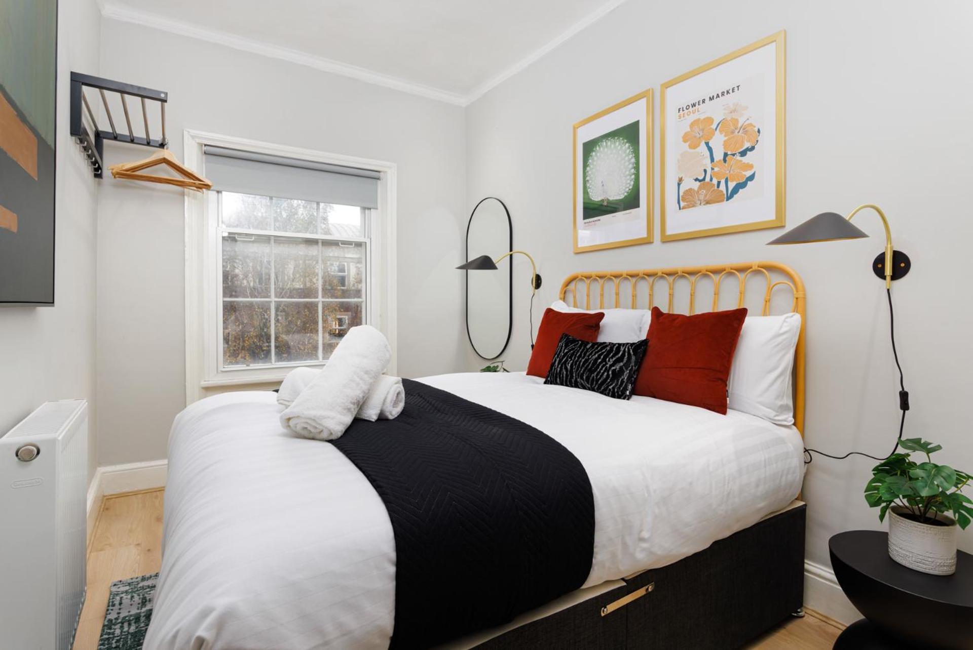Flatzy - Centre Mansion, Sleeps 20, 5 Baths