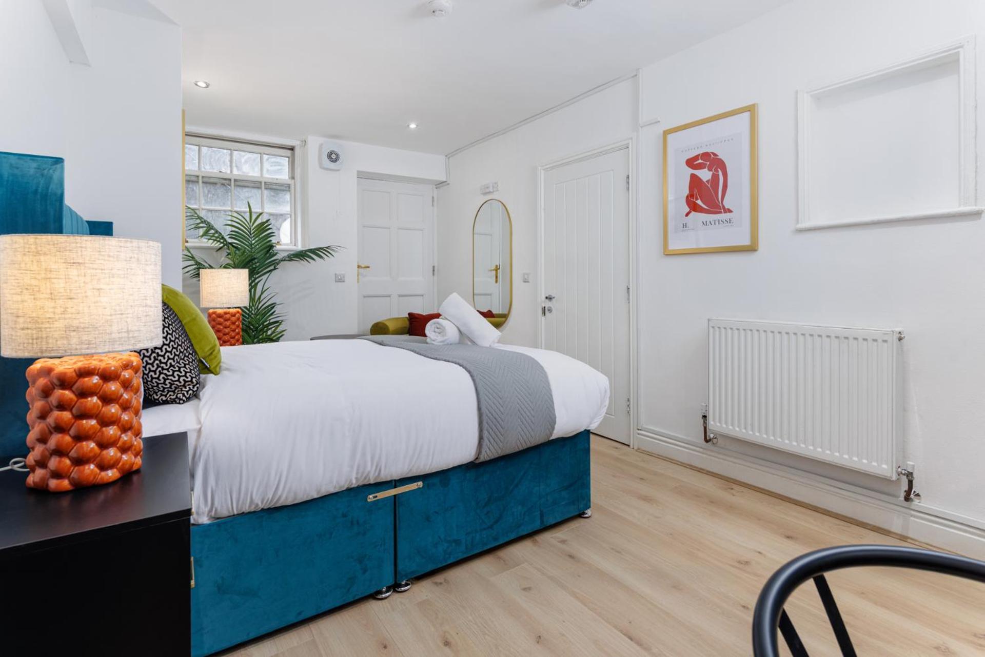 Flatzy - Centre Mansion, Sleeps 20, 5 Baths * Liverpool