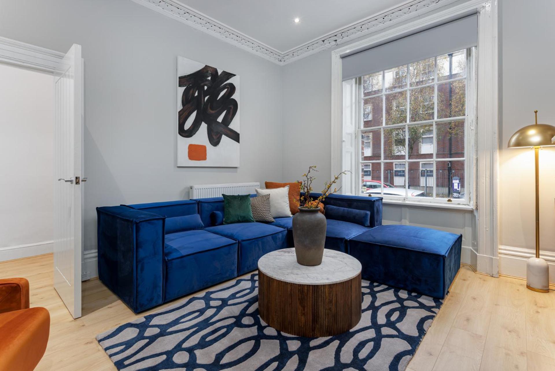 Flatzy - Centre Mansion, Sleeps 20, 5 Baths