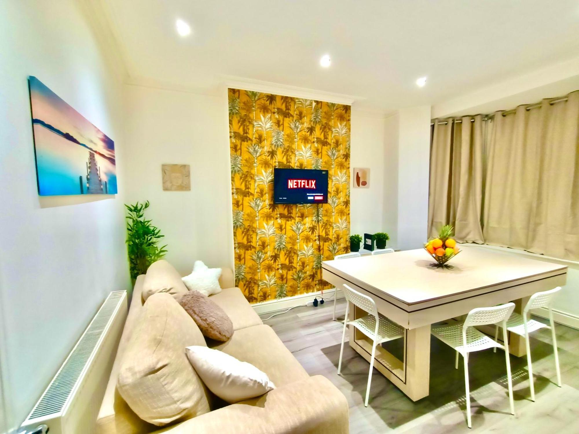 Lovely 4 Bedroom In Anfield - Near Stadium, Centre, Sleeps 18 Holiday home