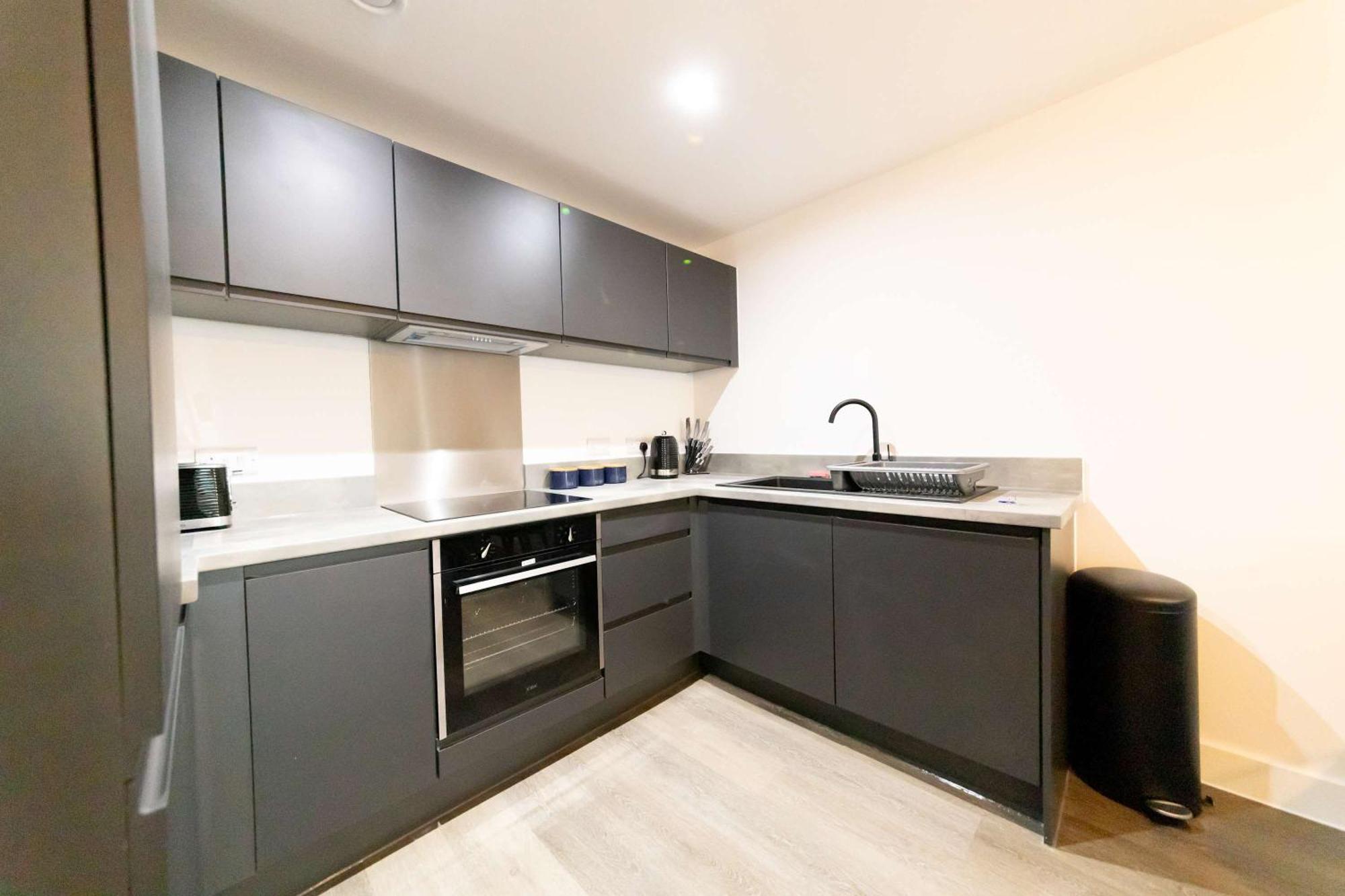 Spacious 1 Bed In W Views *