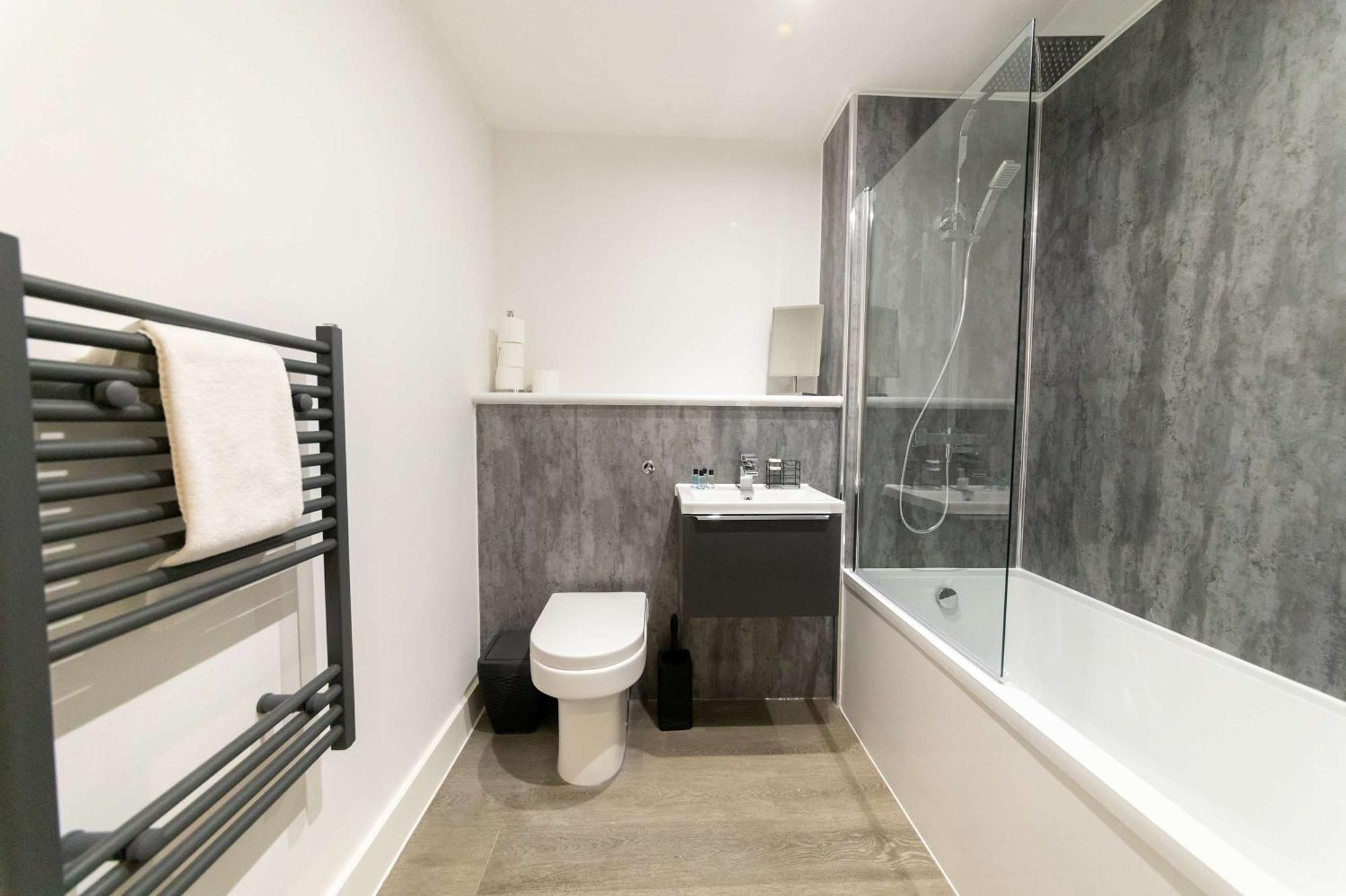 Spacious 1 Bed In W Views * Liverpool
