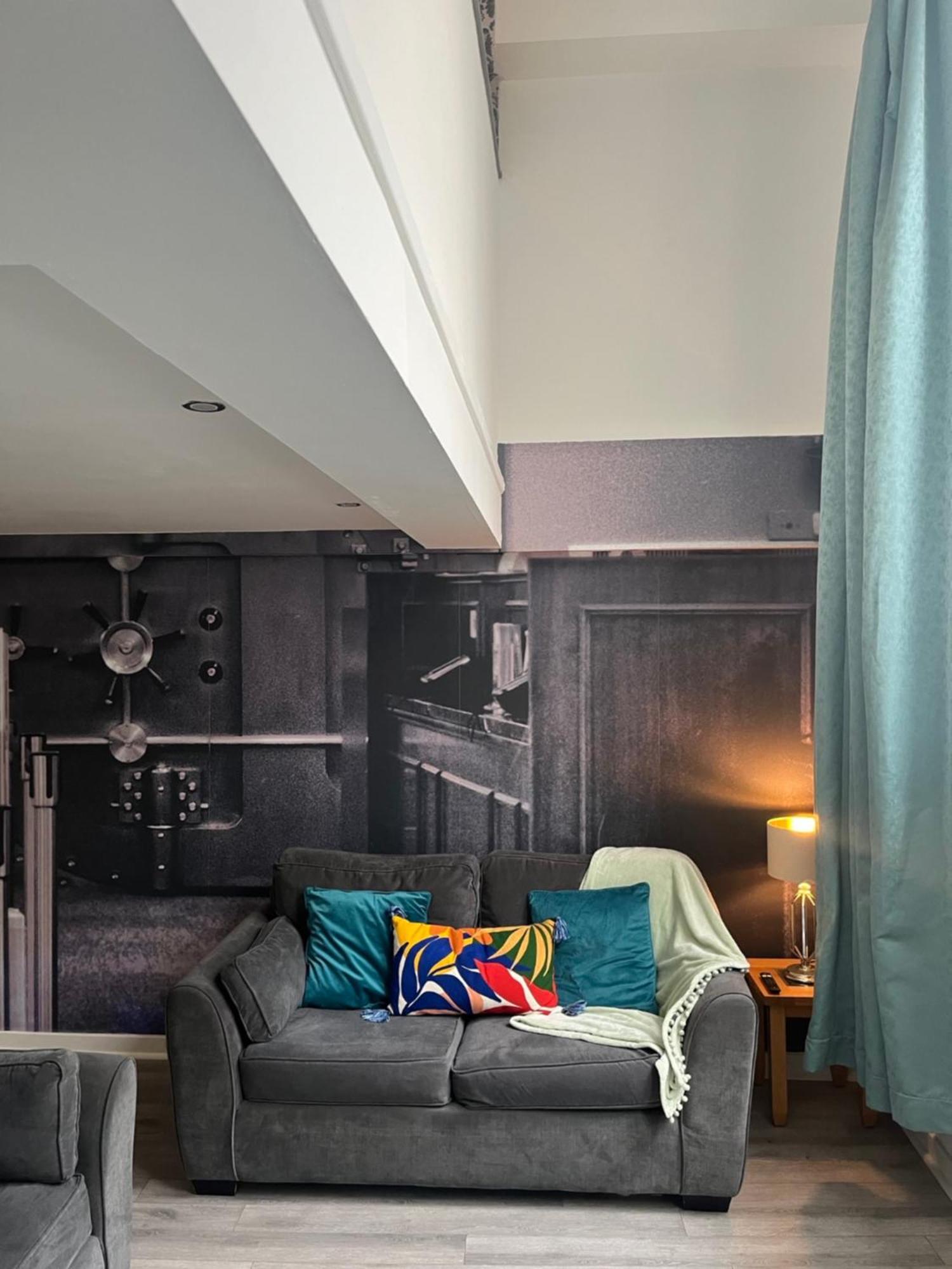 5 Halifax House, 3 *