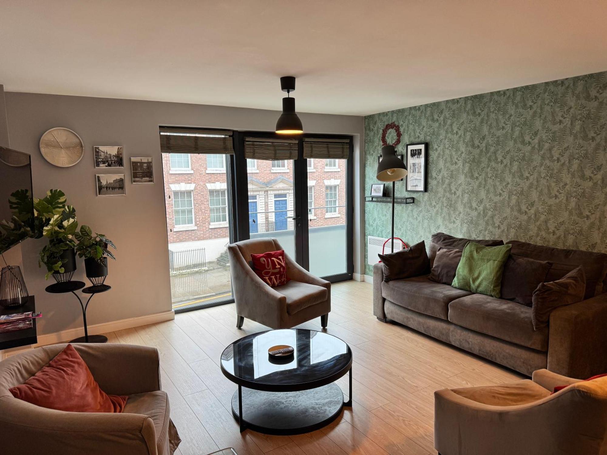 Centrally Located In Duke Street- Free Parking- Two Bathrooms