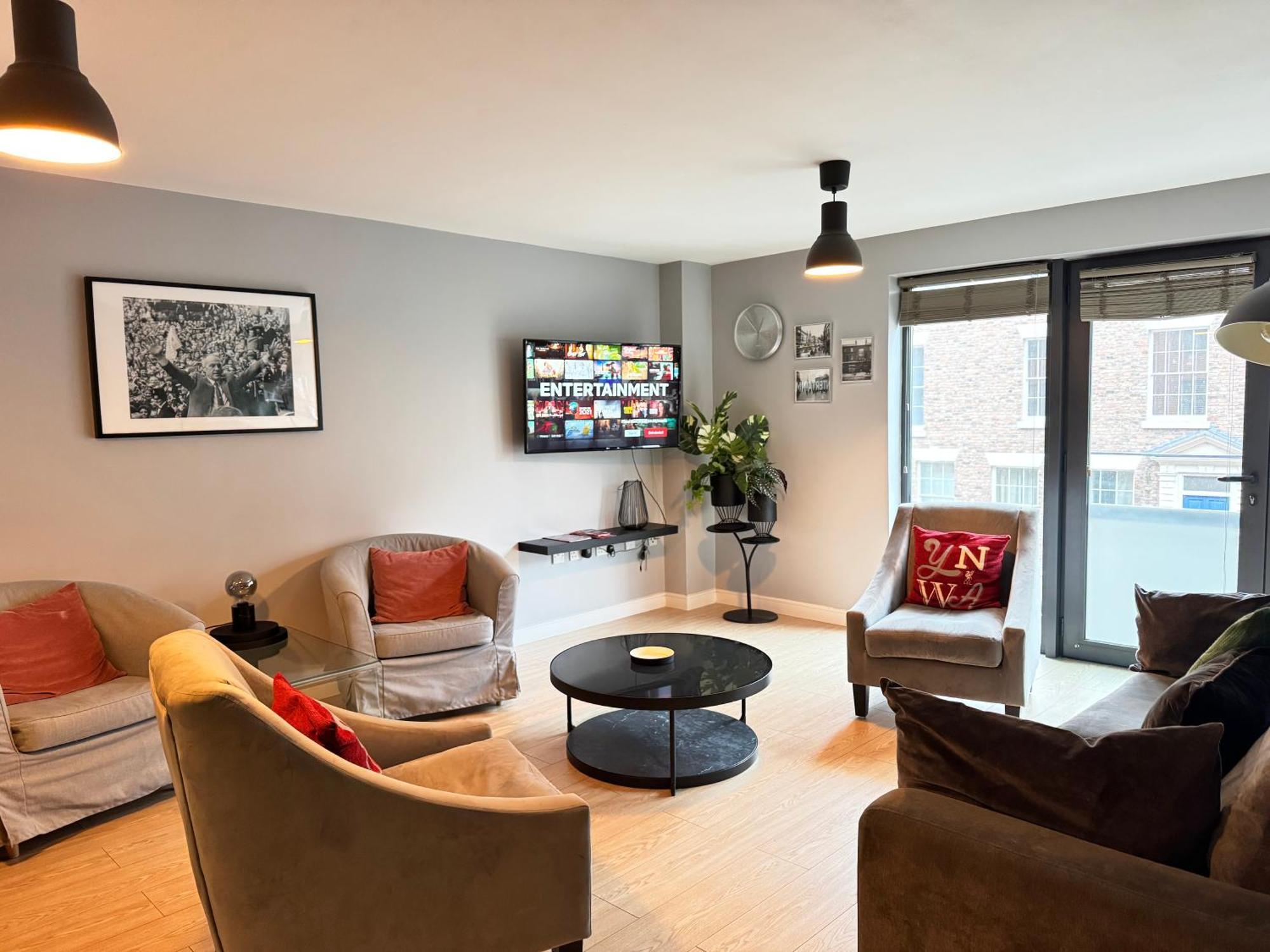 Apartment Centrally Located In Duke Street- Free Parking- Two Bathrooms