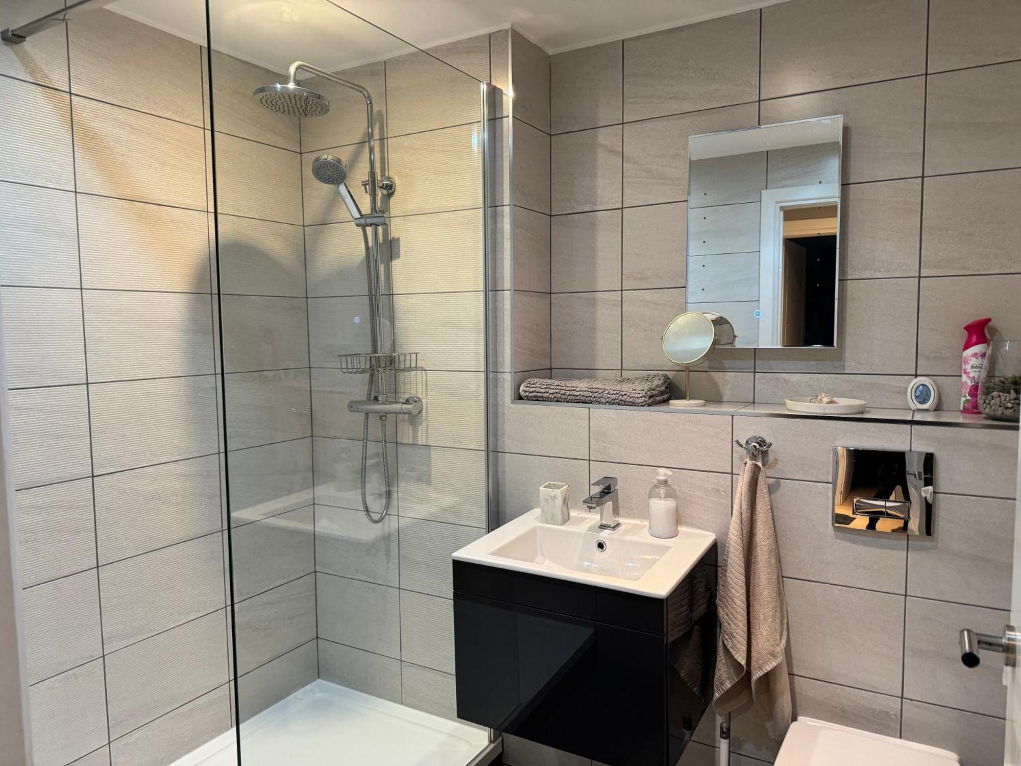 Apartment Centrally Located In Duke Street- Free Parking- Two Bathrooms *
