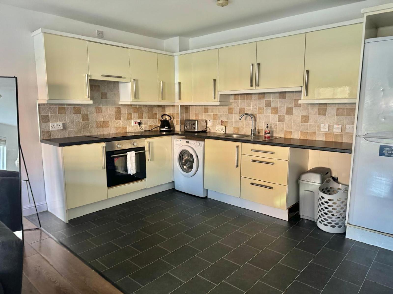 Cozy & Stylish Apt, Parking & Near City Centre *