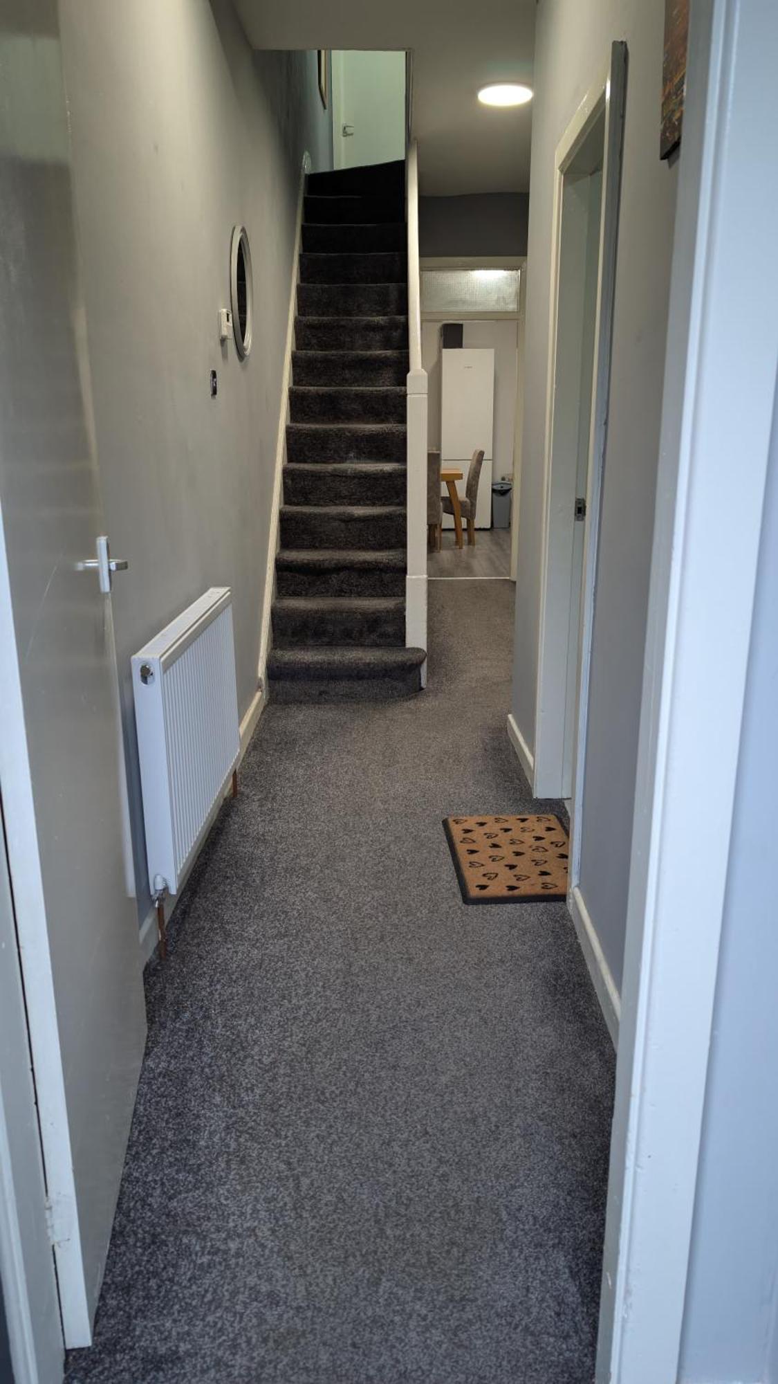 Serviced By Tomla- Free Parking Apartment