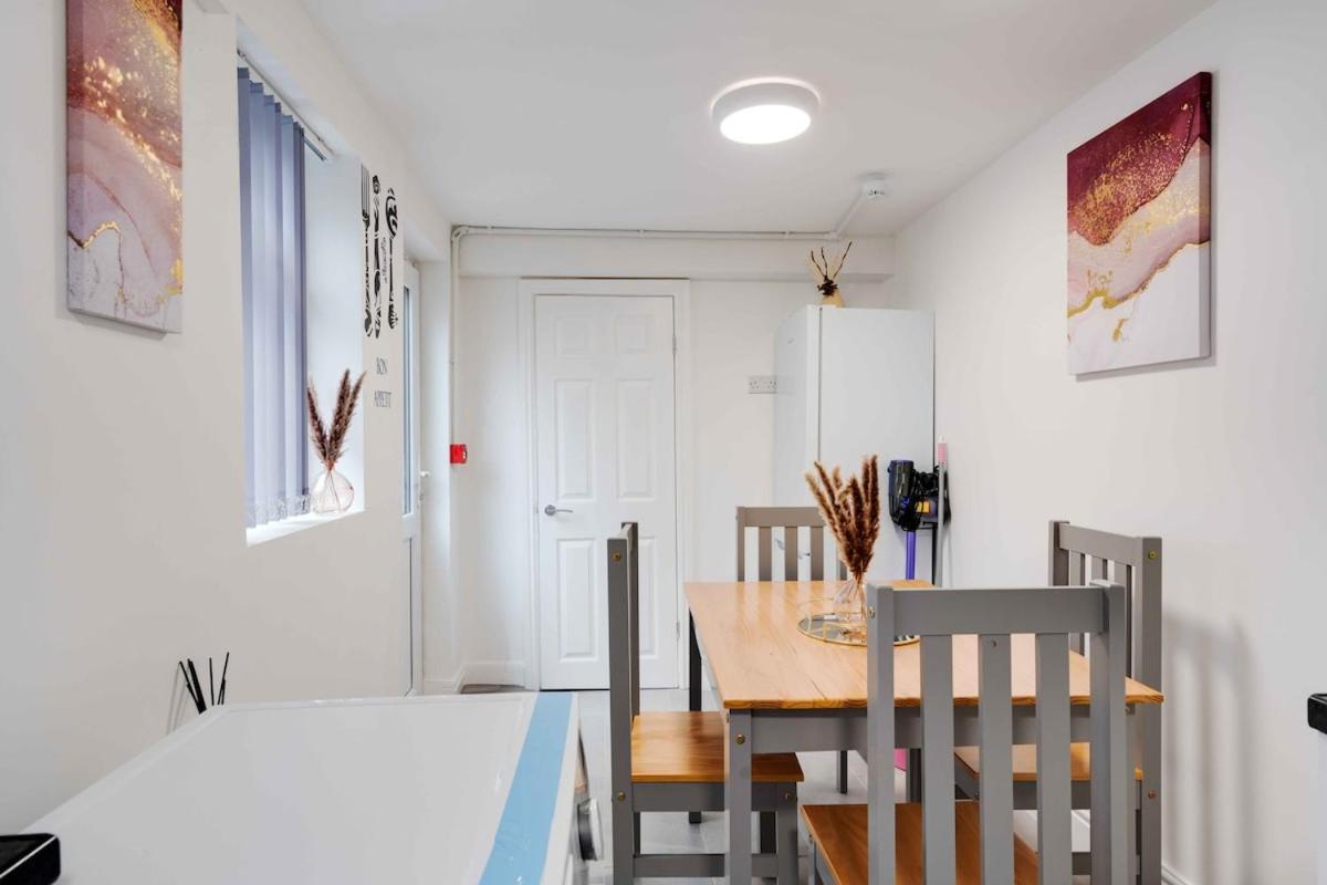 Large 5 Bedroom House - Sleeps 9 - Anfield, - 4 Double Beds, 1 Single Bed - 3 Min Drive To Football Club & Anfield Stadium, 14 Min Walk To Football Club & Anfield Stadium, 7 Min Drive To Everton Football Club *
