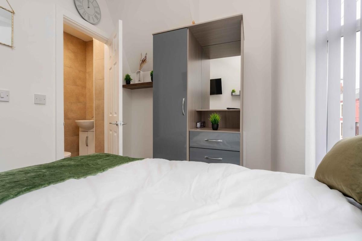 Large 5 Bedroom House - Sleeps 9 - Anfield, - 4 Double Beds, 1 Single Bed - 3 Min Drive To Football Club & Anfield Stadium, 14 Min Walk To Football Club & Anfield Stadium, 7 Min Drive To Everton Football Club Holiday home