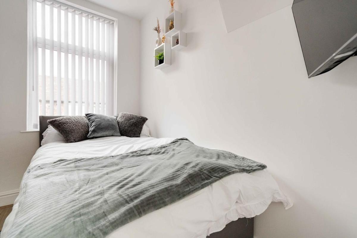 Large 5 Bedroom House - Sleeps 9 - Anfield, - 4 Double Beds, 1 Single Bed - 3 Min Drive To Football Club & Anfield Stadium, 14 Min Walk To Football Club & Anfield Stadium, 7 Min Drive To Everton Football Club Holiday home *