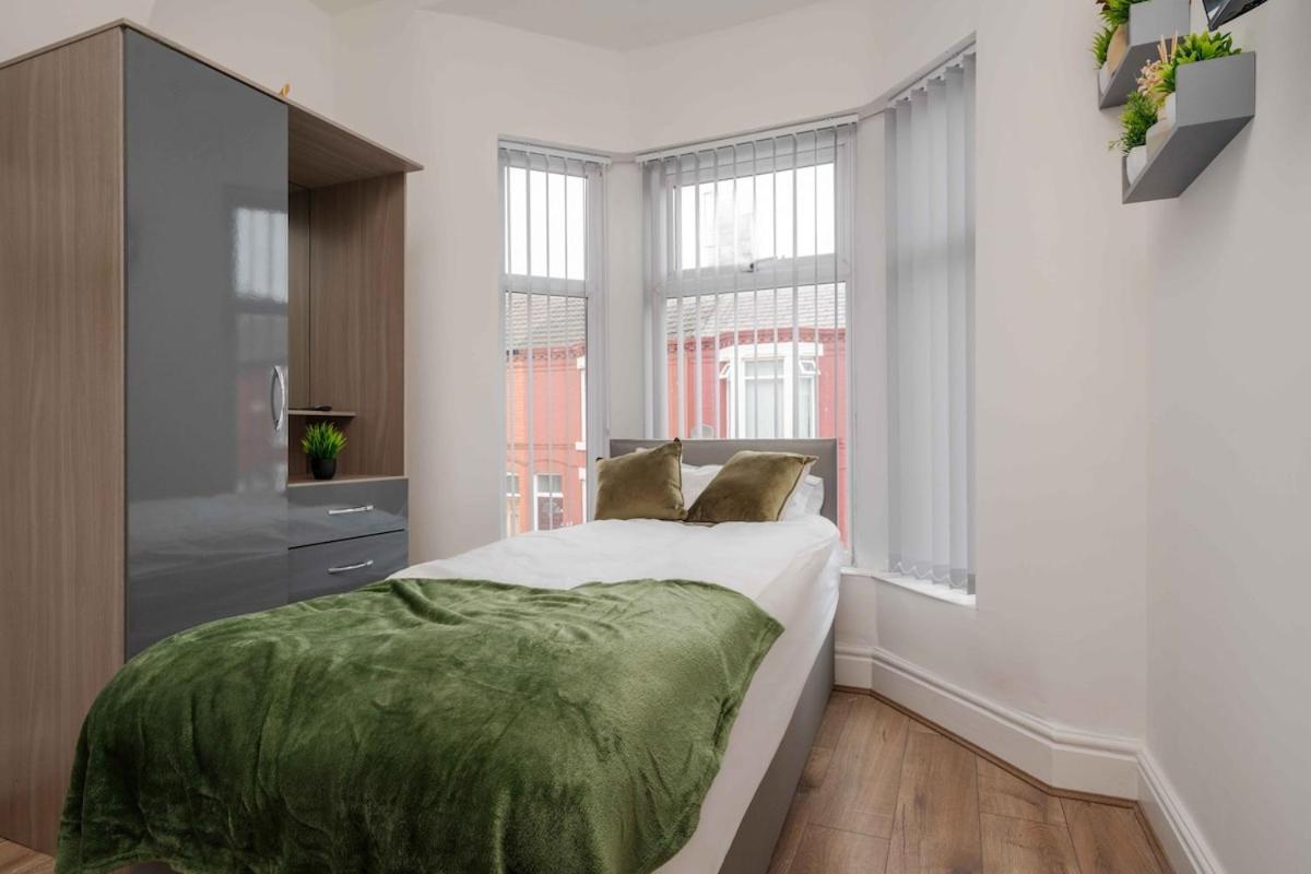 Large 5 Bedroom House - Sleeps 9 - Anfield, - 4 Double Beds, 1 Single Bed - 3 Min Drive To Football Club & Anfield Stadium, 14 Min Walk To Football Club & Anfield Stadium, 7 Min Drive To Everton Football Club * Liverpool