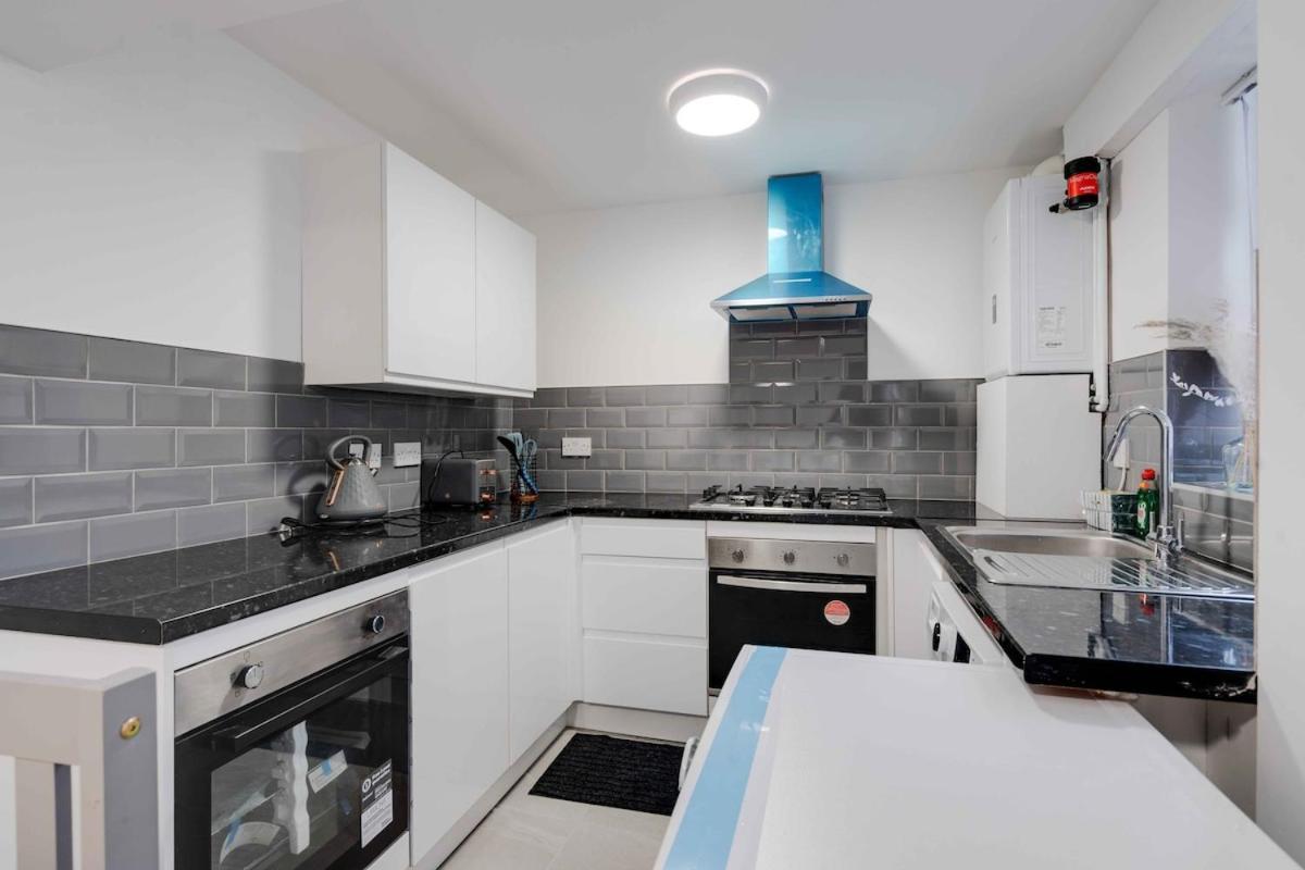 Large 5 Bedroom House - Sleeps 9 - Anfield, - 4 Double Beds, 1 Single Bed - 3 Min Drive To Football Club & Anfield Stadium, 14 Min Walk To Football Club & Anfield Stadium, 7 Min Drive To Everton Football Club *