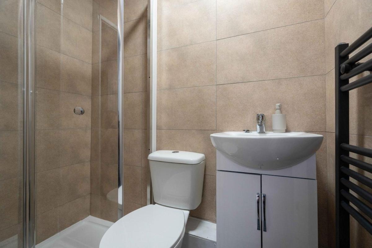 Large 5 Bedroom House - Sleeps 9 - Anfield, - 4 Double Beds, 1 Single Bed - 3 Min Drive To Football Club & Anfield Stadium, 14 Min Walk To Football Club & Anfield Stadium, 7 Min Drive To Everton Football Club