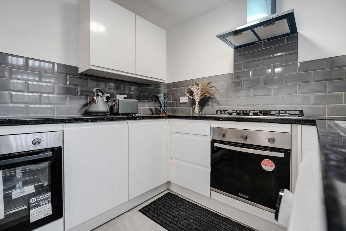 Large 5 Bedroom House - Sleeps 9 - Anfield, - 4 Double Beds, 1 Single Bed - 3 Min Drive To Football Club & Anfield Stadium, 14 Min Walk To Football Club & Anfield Stadium, 7 Min Drive To Everton Football Club * Liverpool