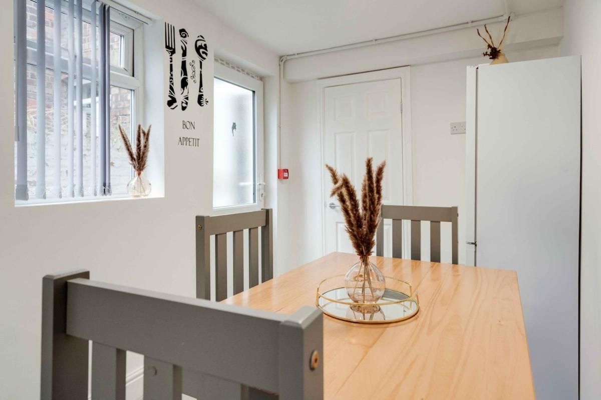 Large 5 Bedroom House - Sleeps 9 - Anfield, - 4 Double Beds, 1 Single Bed - 3 Min Drive To Football Club & Anfield Stadium, 14 Min Walk To Football Club & Anfield Stadium, 7 Min Drive To Everton Football Club
