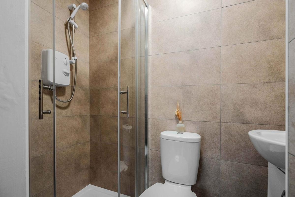 Large 5 Bedroom House - Sleeps 9 - Anfield, - 4 Double Beds, 1 Single Bed - 3 Min Drive To Football Club & Anfield Stadium, 14 Min Walk To Football Club & Anfield Stadium, 7 Min Drive To Everton Football Club Holiday home *