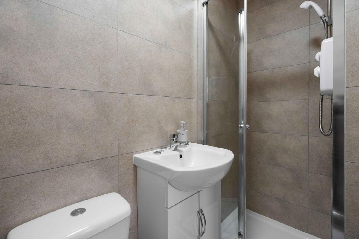 Large 5 Bedroom House - Sleeps 9 - Anfield, - 4 Double Beds, 1 Single Bed - 3 Min Drive To Football Club & Anfield Stadium, 14 Min Walk To Football Club & Anfield Stadium, 7 Min Drive To Everton Football Club Liverpool
