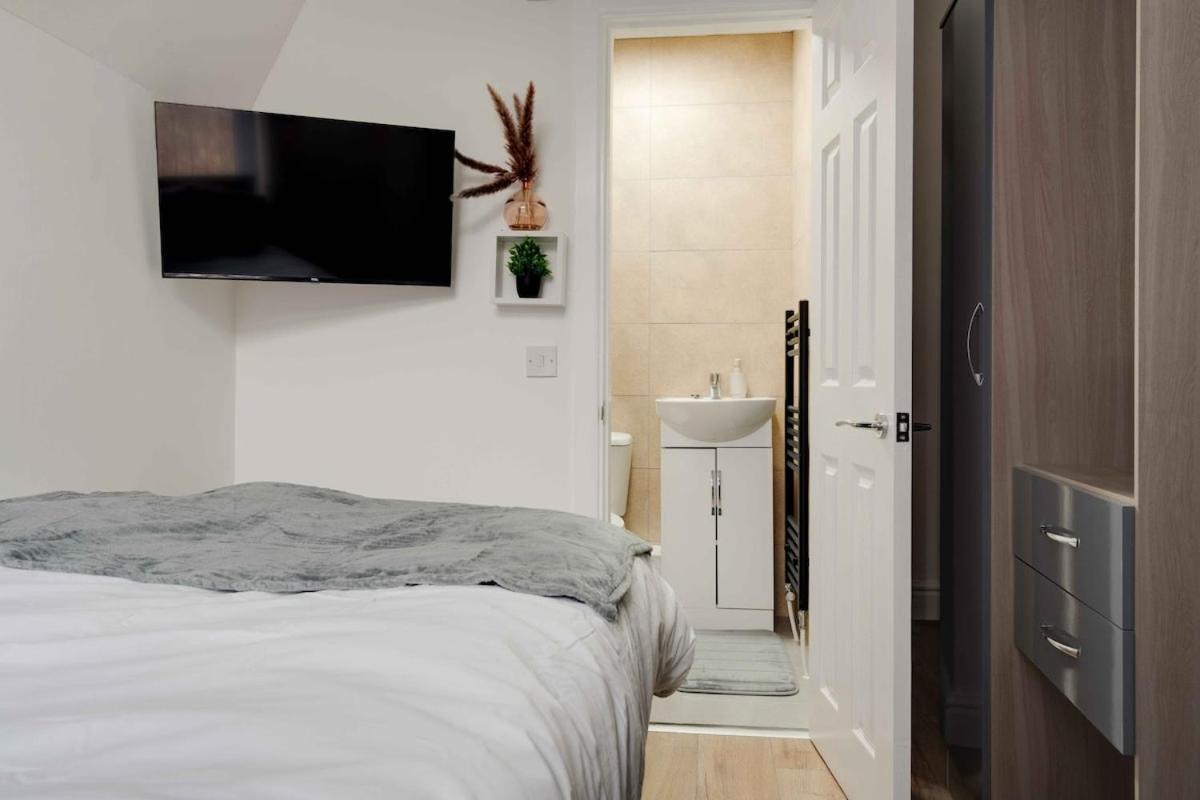 Large 5 Bedroom House - Sleeps 9 - Anfield, - 4 Double Beds, 1 Single Bed - 3 Min Drive To Football Club & Anfield Stadium, 14 Min Walk To Football Club & Anfield Stadium, 7 Min Drive To Everton Football Club * Liverpool