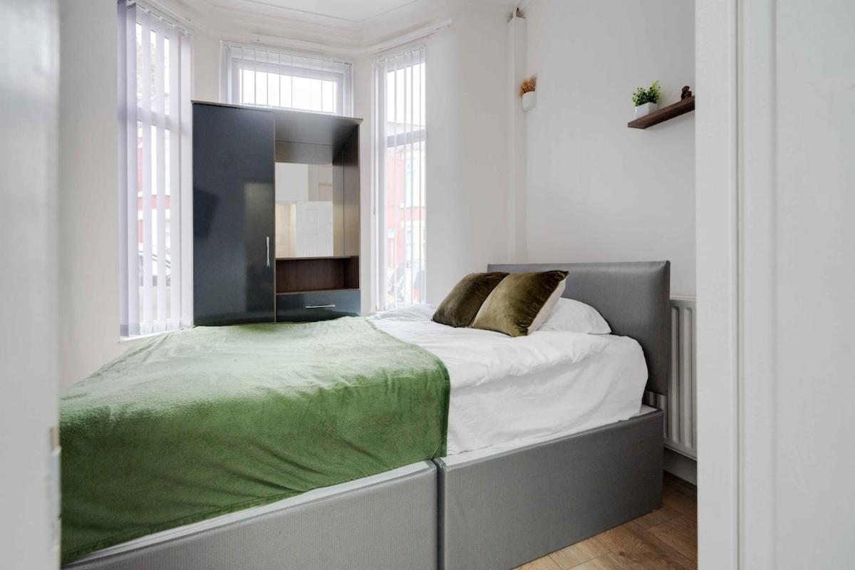 Holiday home Large 5 Bedroom House - Sleeps 9 - Anfield, - 4 Double Beds, 1 Single Bed - 3 Min Drive To Football Club & Anfield Stadium, 14 Min Walk To Football Club & Anfield Stadium, 7 Min Drive To Everton Football Club *