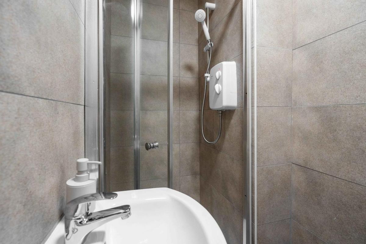 Holiday home Large 5 Bedroom House - Sleeps 9 - Anfield, - 4 Double Beds, 1 Single Bed - 3 Min Drive To Football Club & Anfield Stadium, 14 Min Walk To Football Club & Anfield Stadium, 7 Min Drive To Everton Football Club Liverpool
