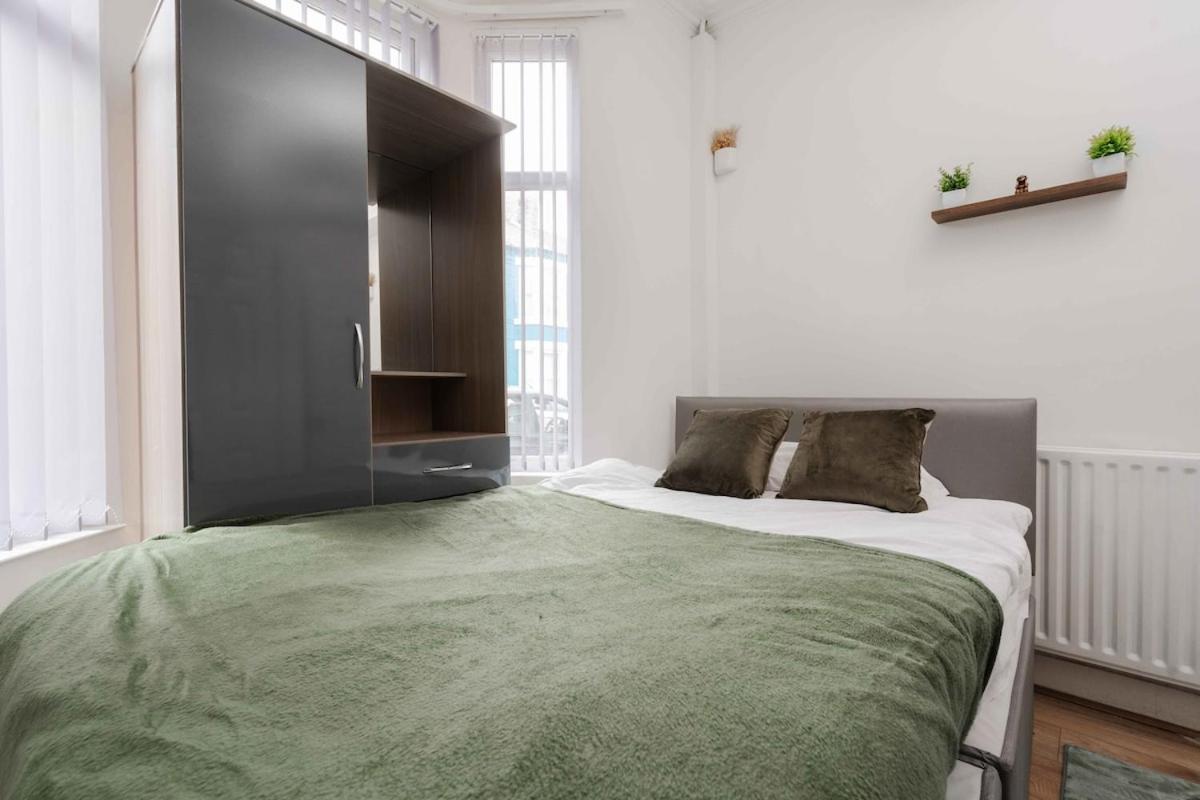 Holiday home Large 5 Bedroom House - Sleeps 9 - Anfield, - 4 Double Beds, 1 Single Bed - 3 Min Drive To Football Club & Anfield Stadium, 14 Min Walk To Football Club & Anfield Stadium, 7 Min Drive To Everton Football Club