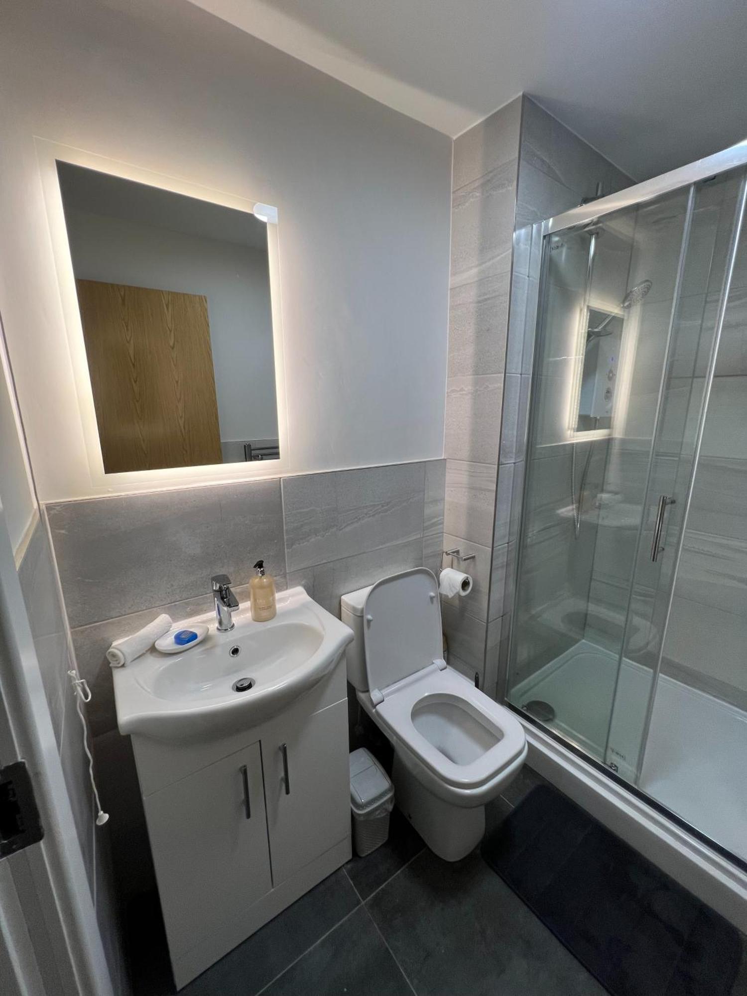 Urban Retreat By Lvp - Spacious 2-bed, Sleeps 10 - Ideal For Groups
