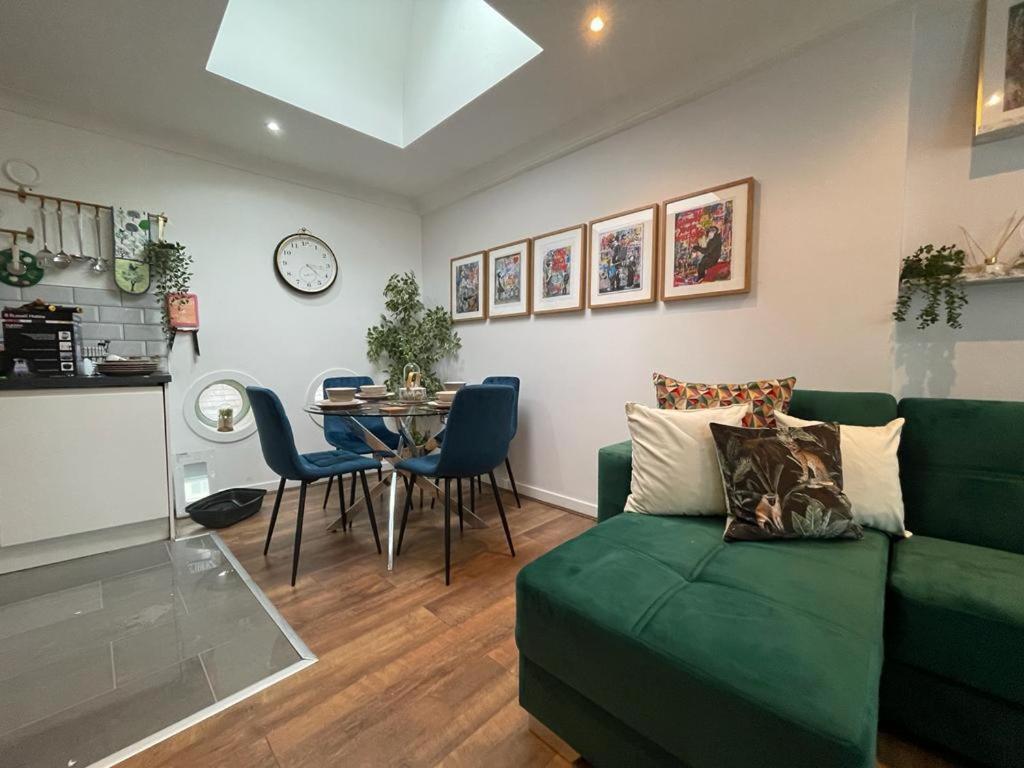 Apartment Fantastic Centre Apartments, Fenwick Street *