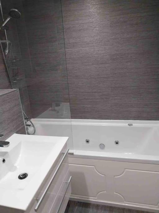 Fantastic Centre Apartments, Fenwick Street Apartment *