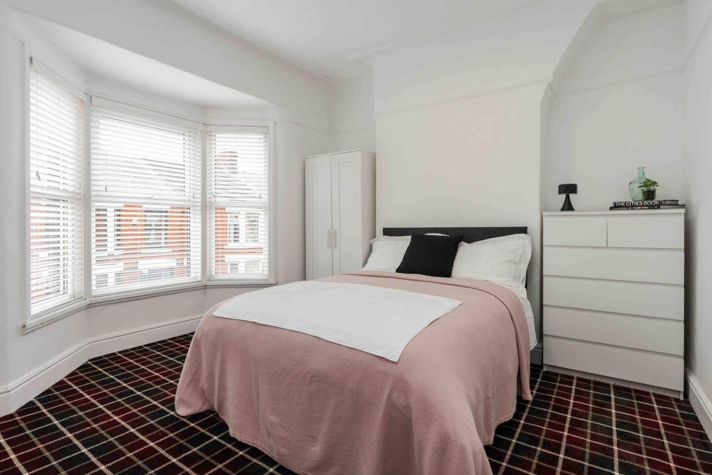 Spacious 4-bed Nearby Sefton Park Sleeps 8 Holiday home Liverpool