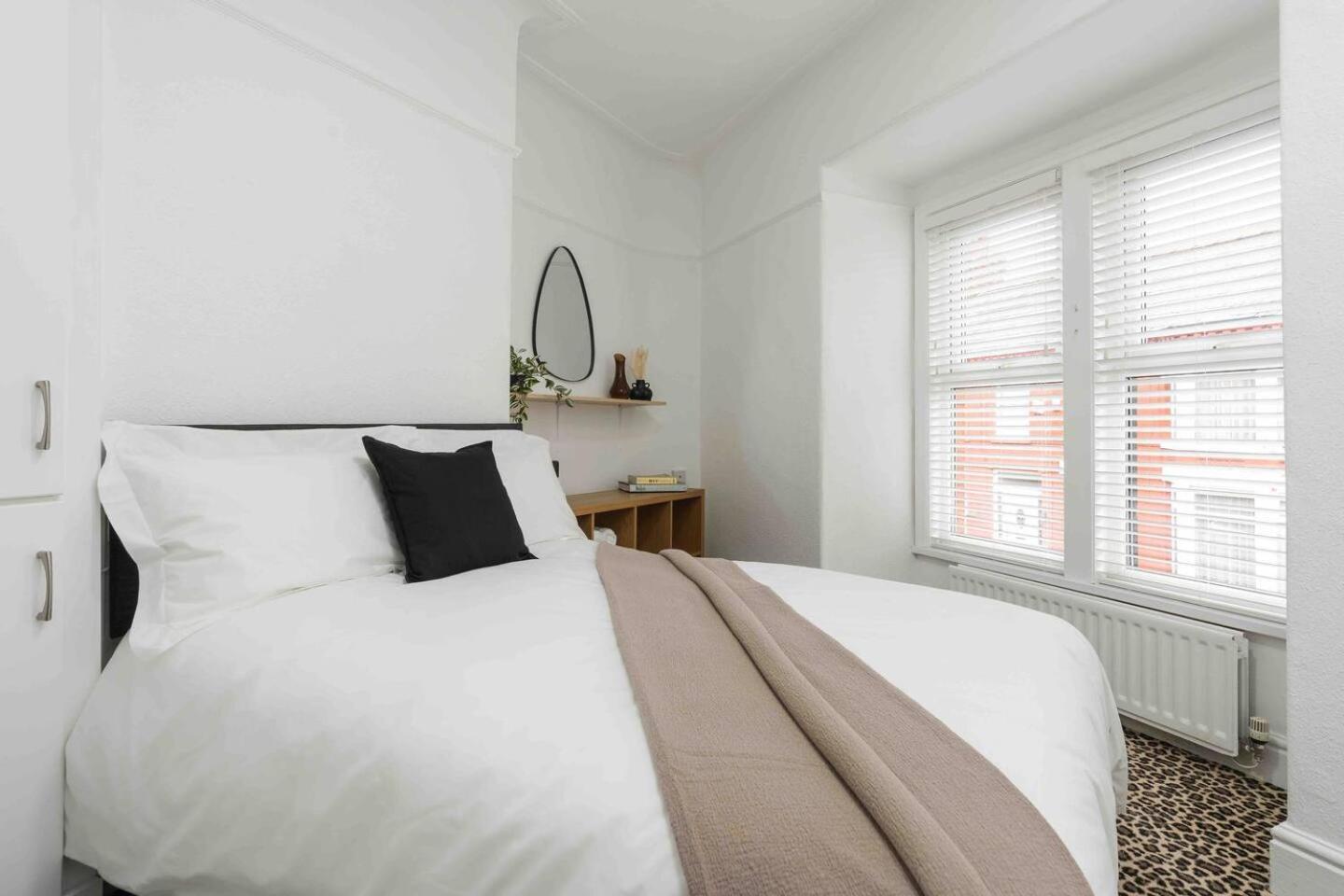 Spacious 4-bed Nearby Sefton Park Sleeps 8 *