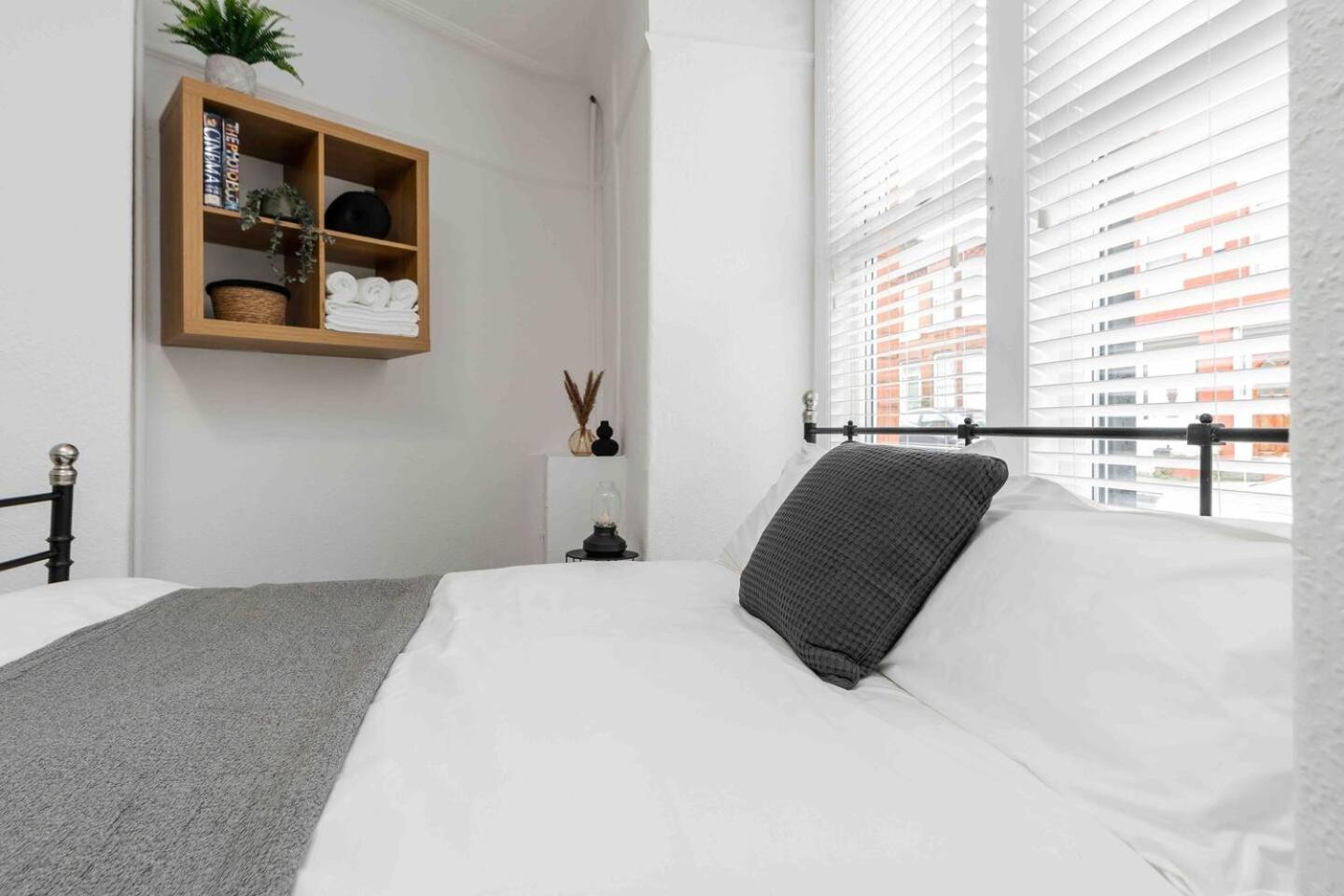 Spacious 4-bed Nearby Sefton Park Sleeps 8 Liverpool