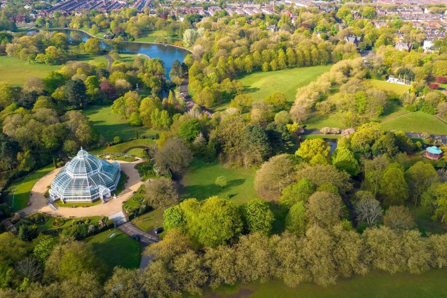 Spacious 4-bed Nearby Sefton Park Sleeps 8 Liverpool