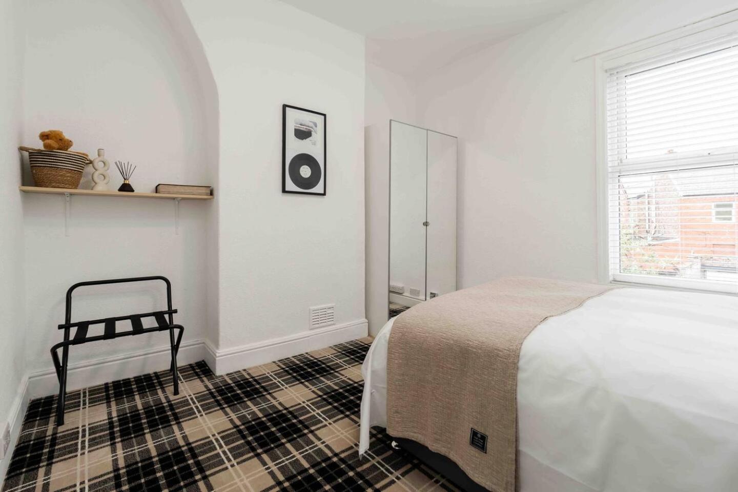 Spacious 4-bed Nearby Sefton Park Sleeps 8 Liverpool