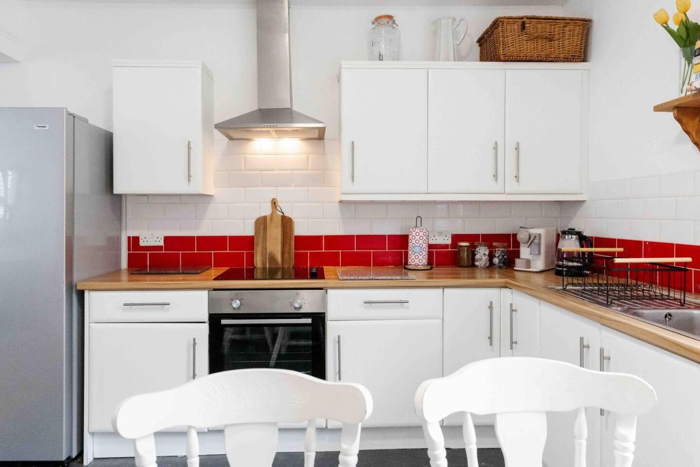 Spacious 4-bed Nearby Sefton Park Sleeps 8 *