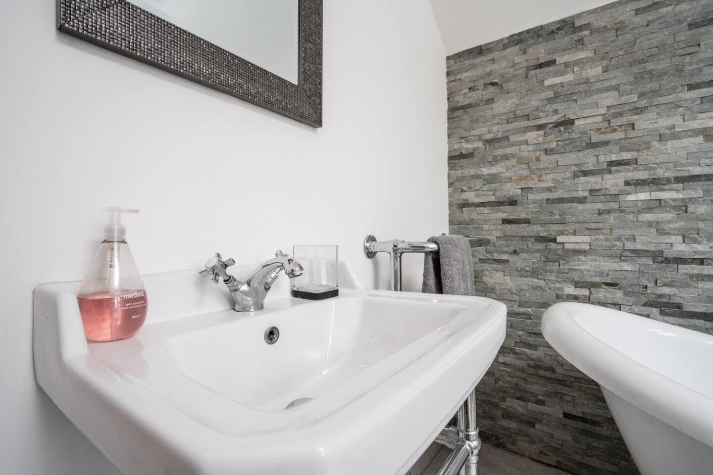 Historic Retreat With Large Garden Free Parking Farm stay Liverpool