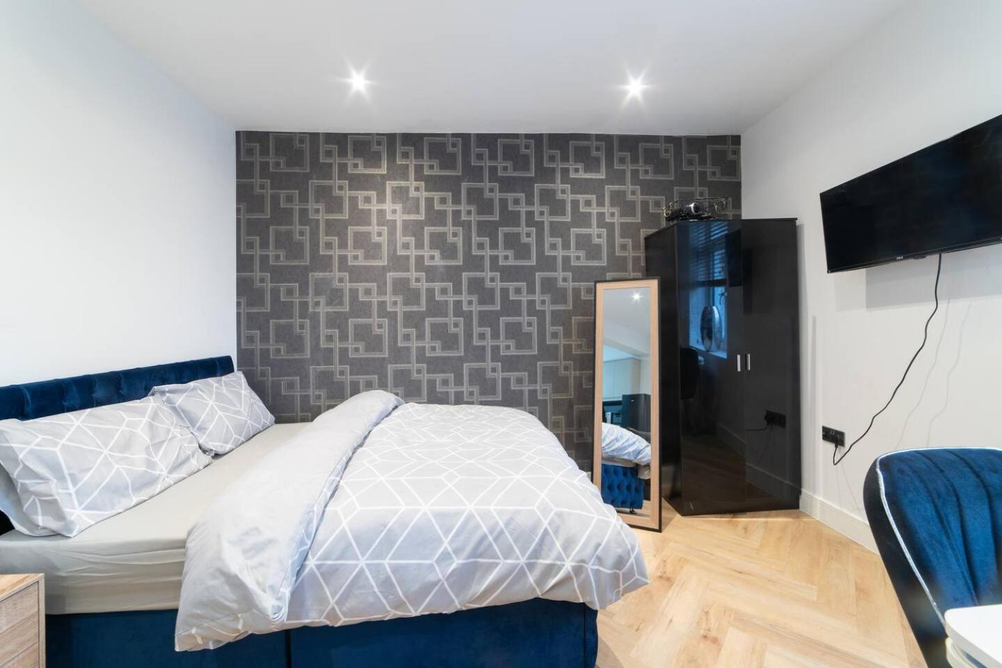 1st Floor Opposite Bombed Out Church Apartment *