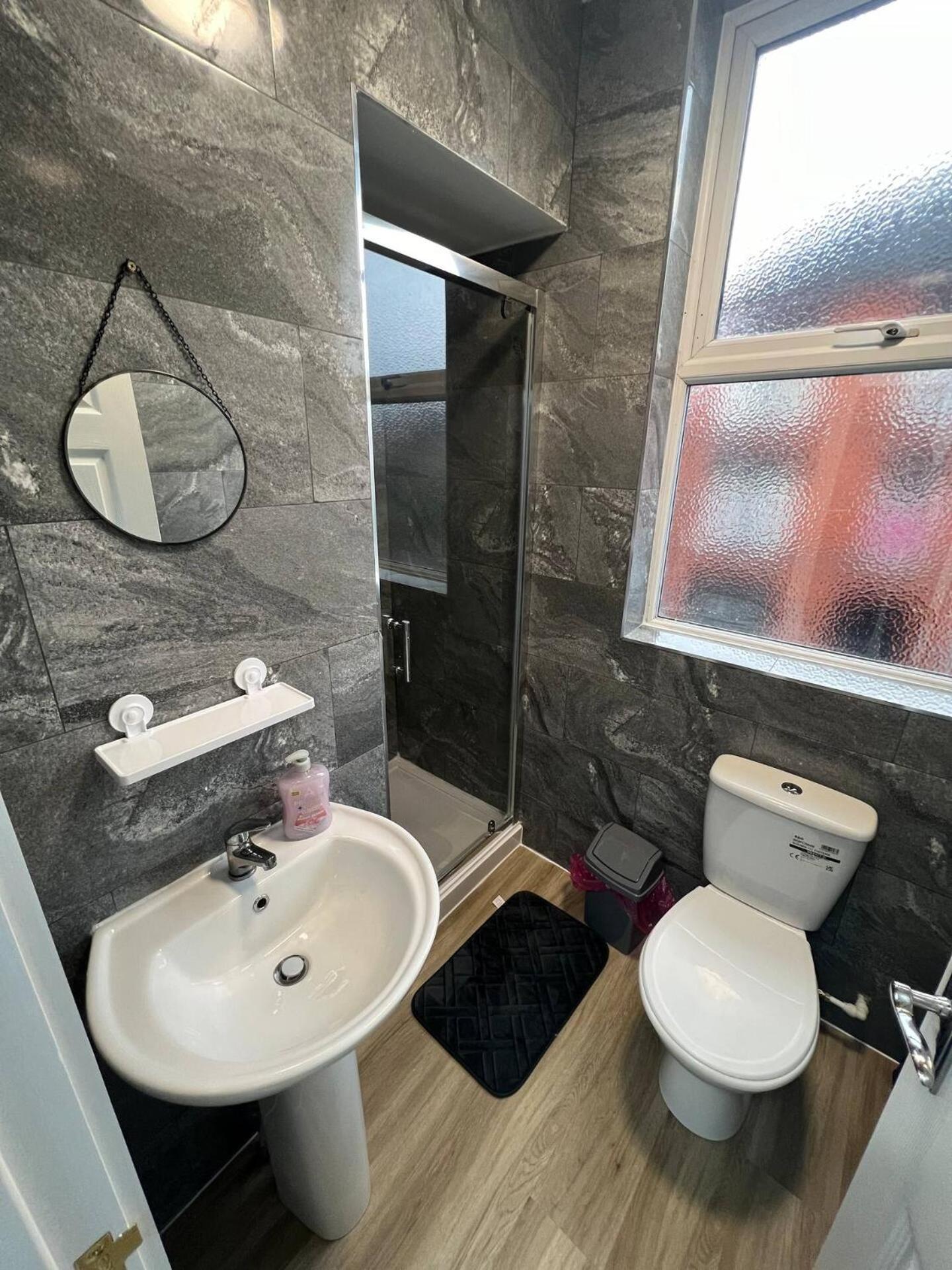 Convenient Kitchen & Shower Free Parking *