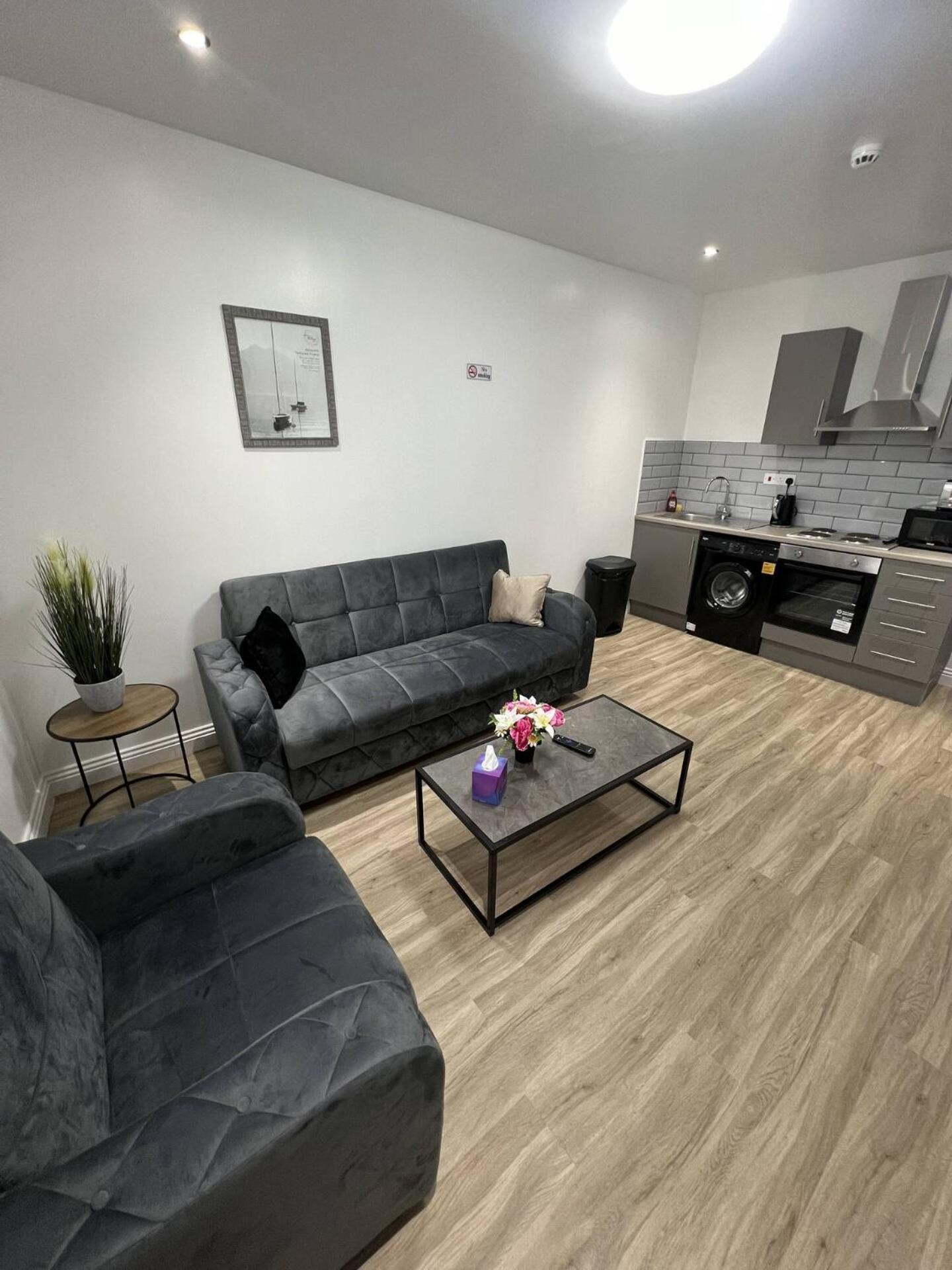 Convenient Kitchen & Shower Free Parking *
