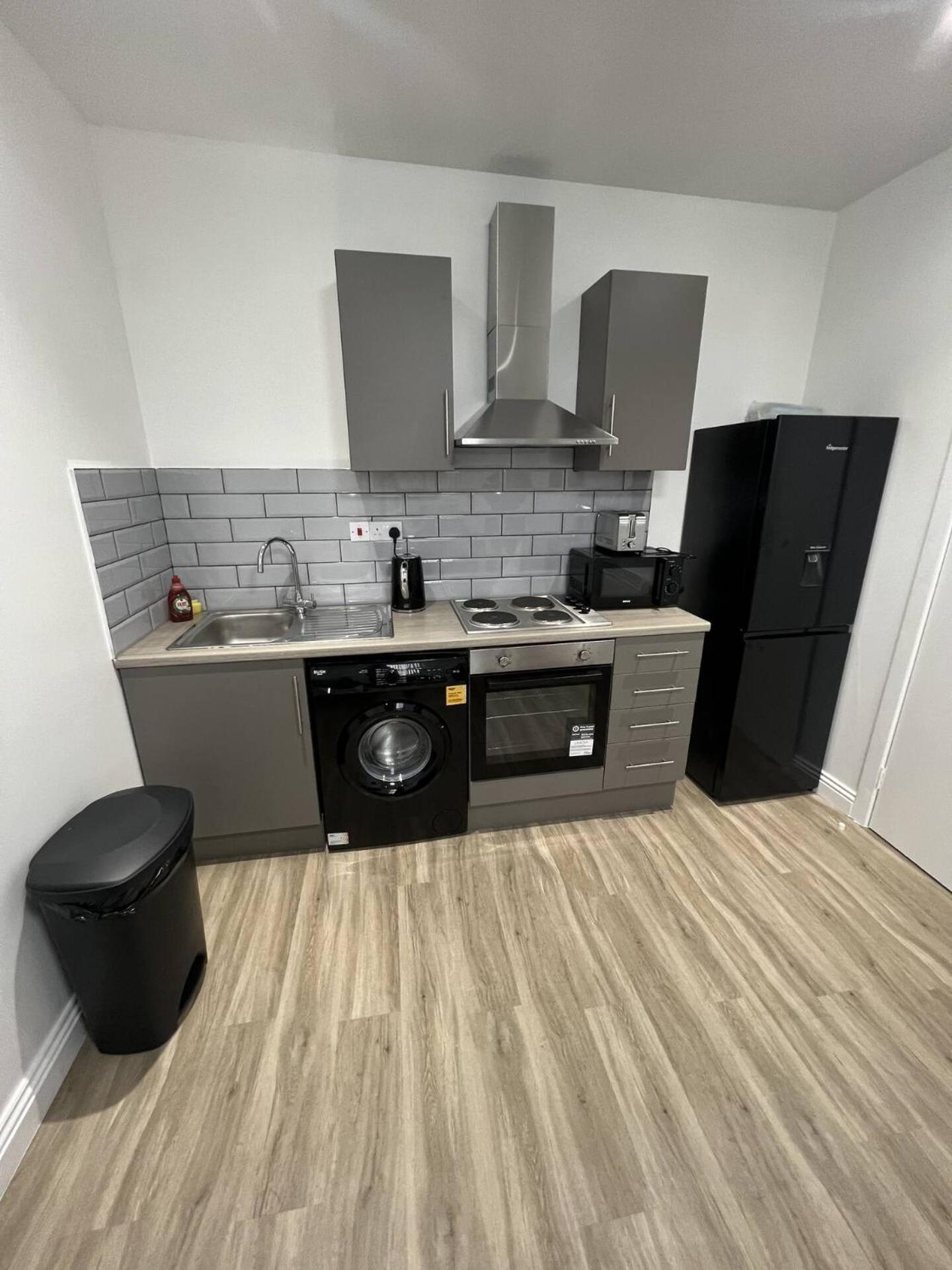 Convenient Kitchen & Shower Free Parking Apartment *