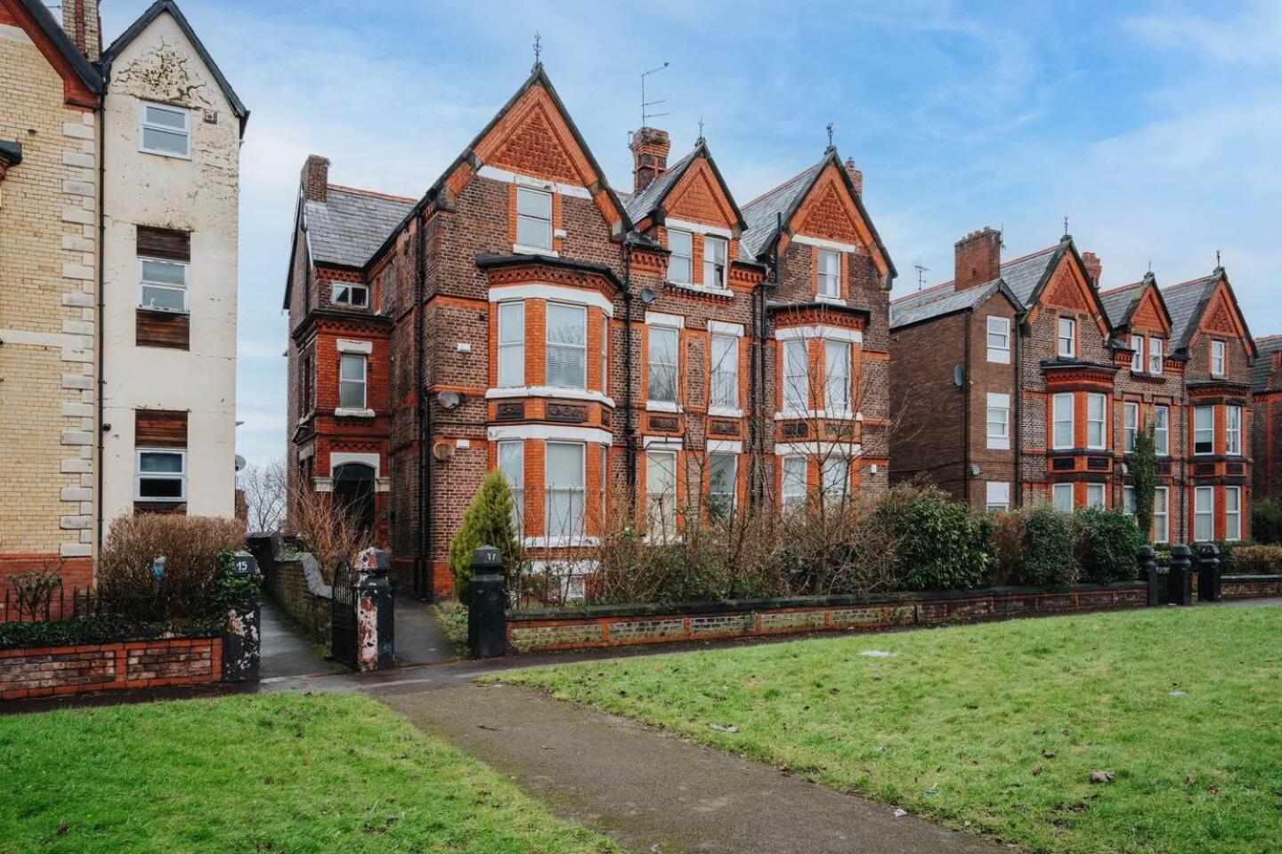 With Workspace Near Parks Free Parking * Liverpool