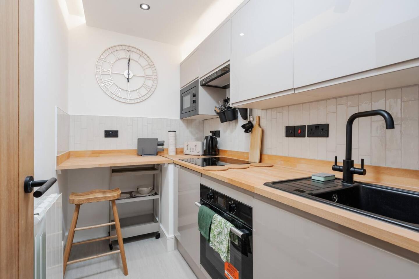 With Workspace Near Parks Free Parking * Liverpool