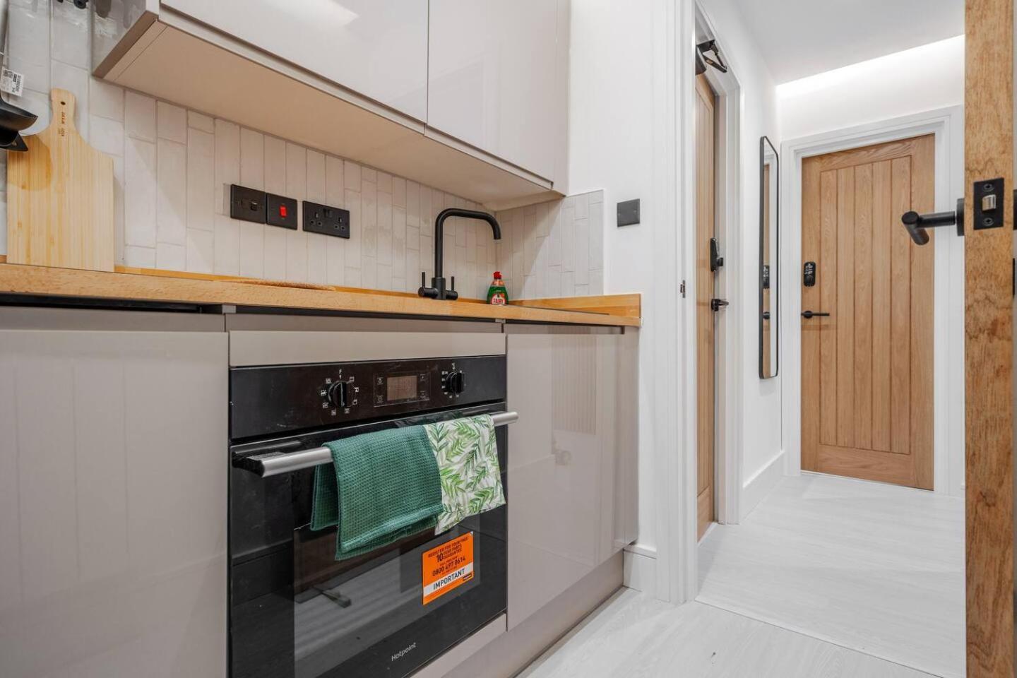 Apartment With Workspace Near Parks Free Parking