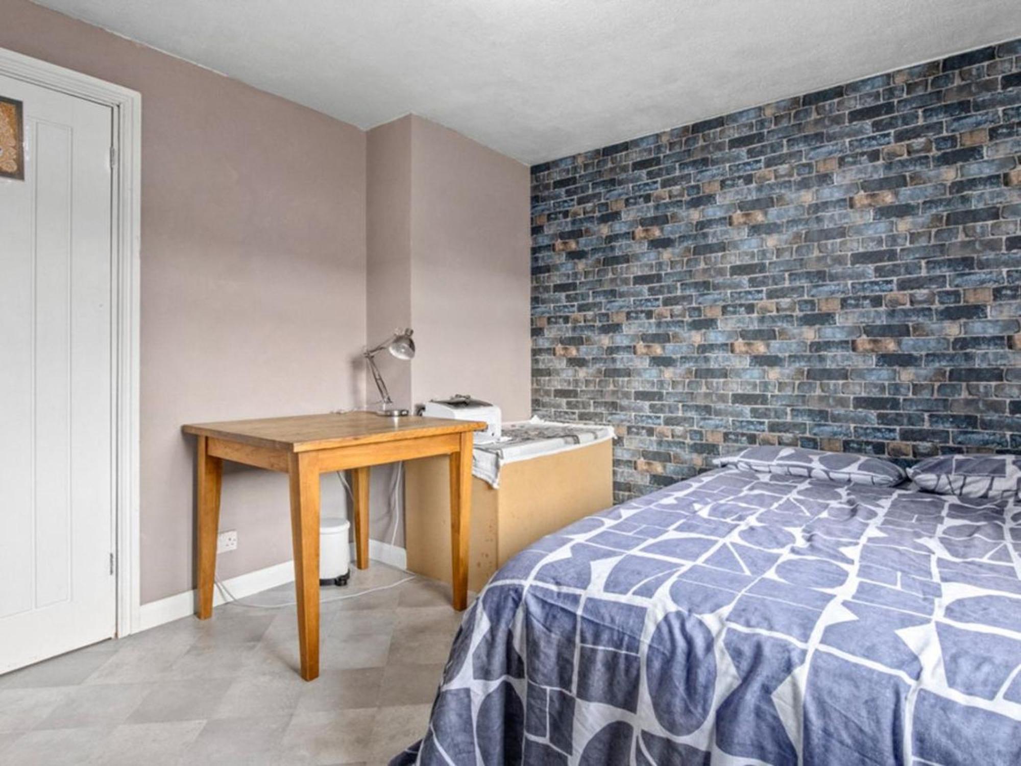 Spacious 3 Bedroom In Aintree Apartment *