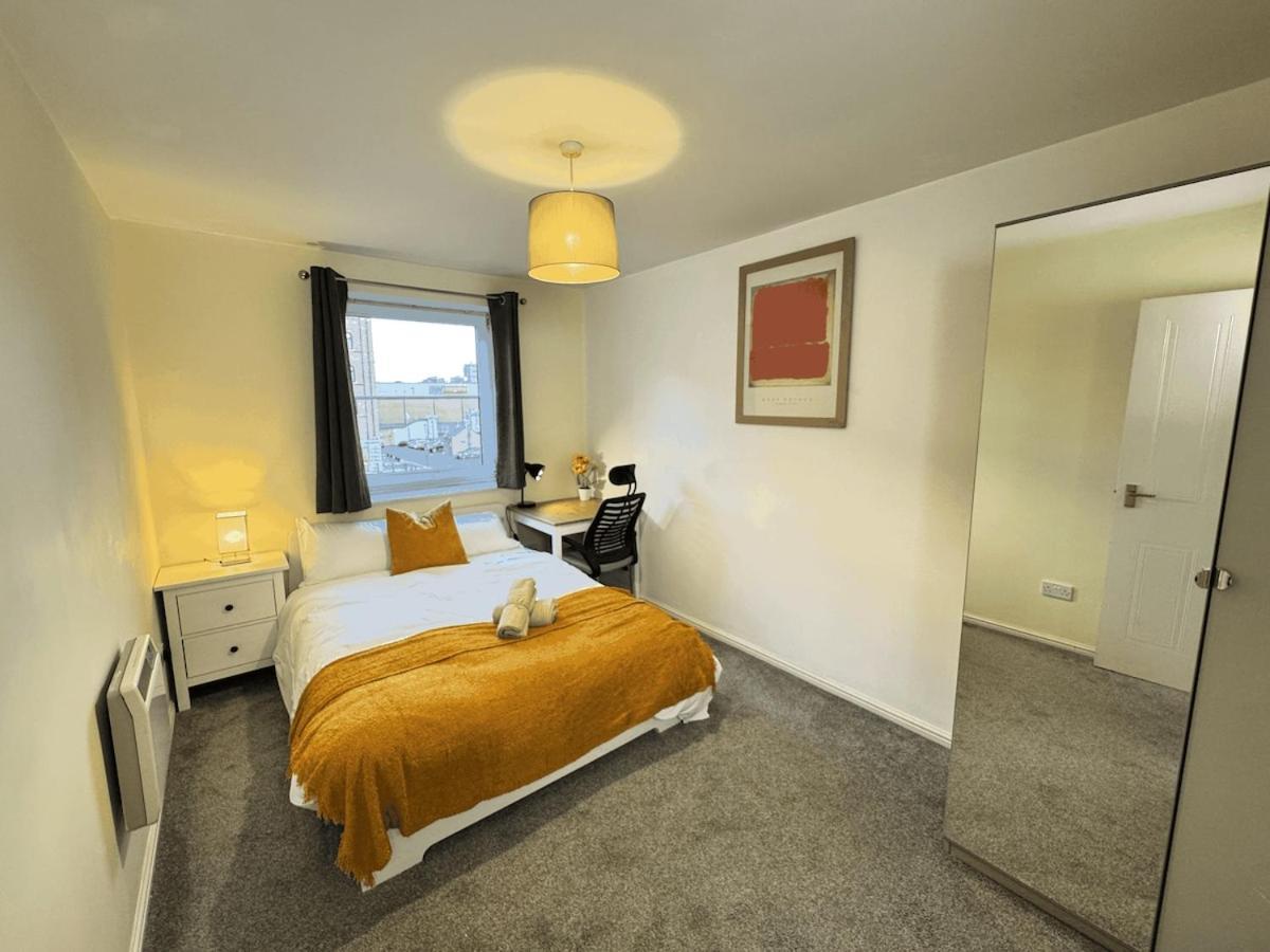 Apartment Balcony Waterfront View, 2 Bath, Free Parking Liverpool