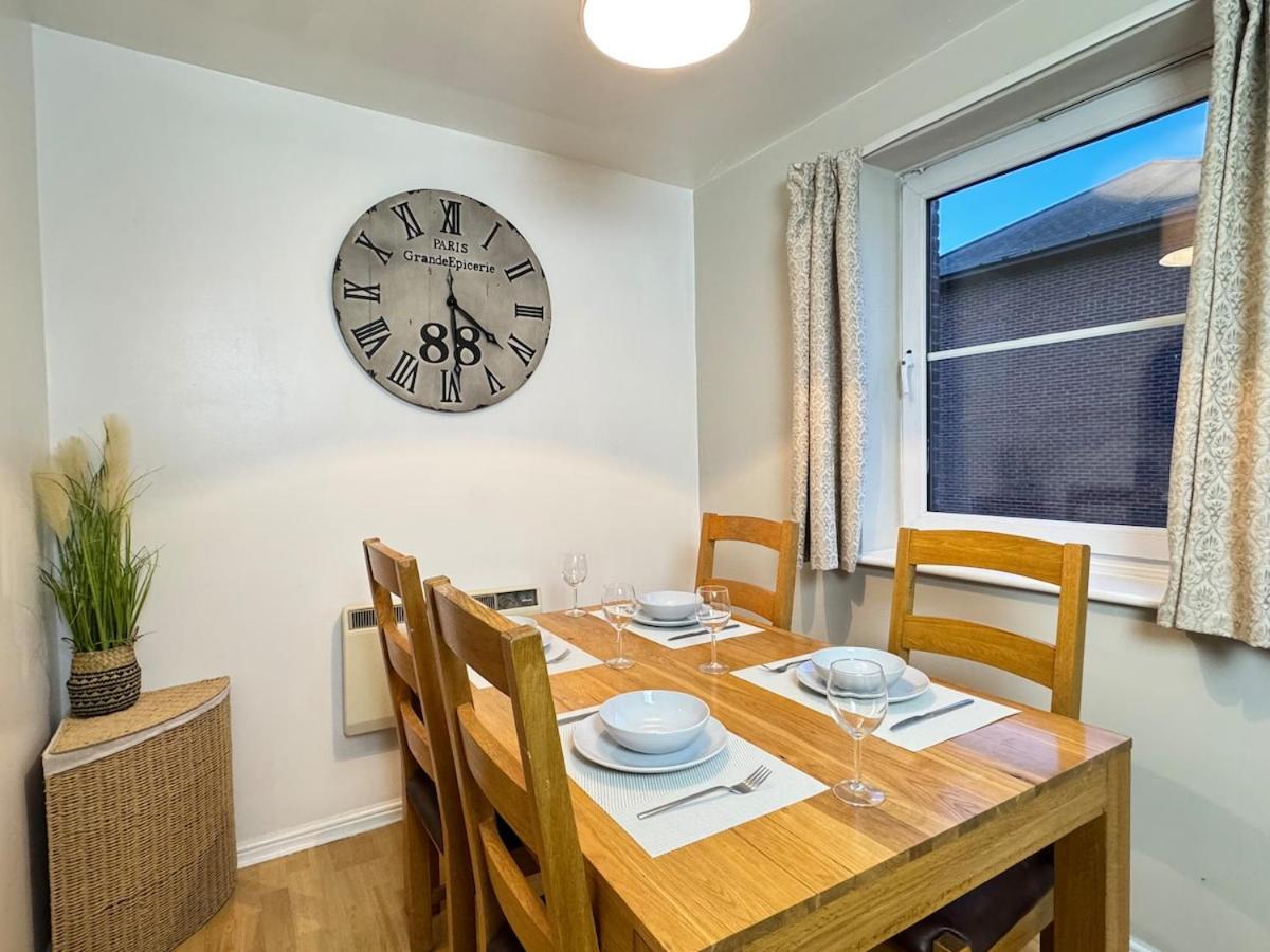 Apartment Balcony Waterfront View, 2 Bath, Free Parking