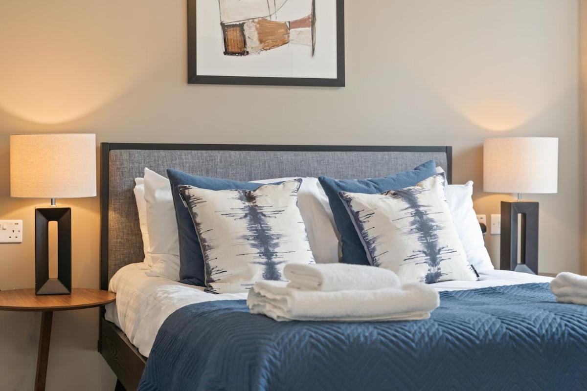 Stylish 2 Bedroom Apartment, Free Parking, L3 Area, Close To Centre, Sleeps 4 *
