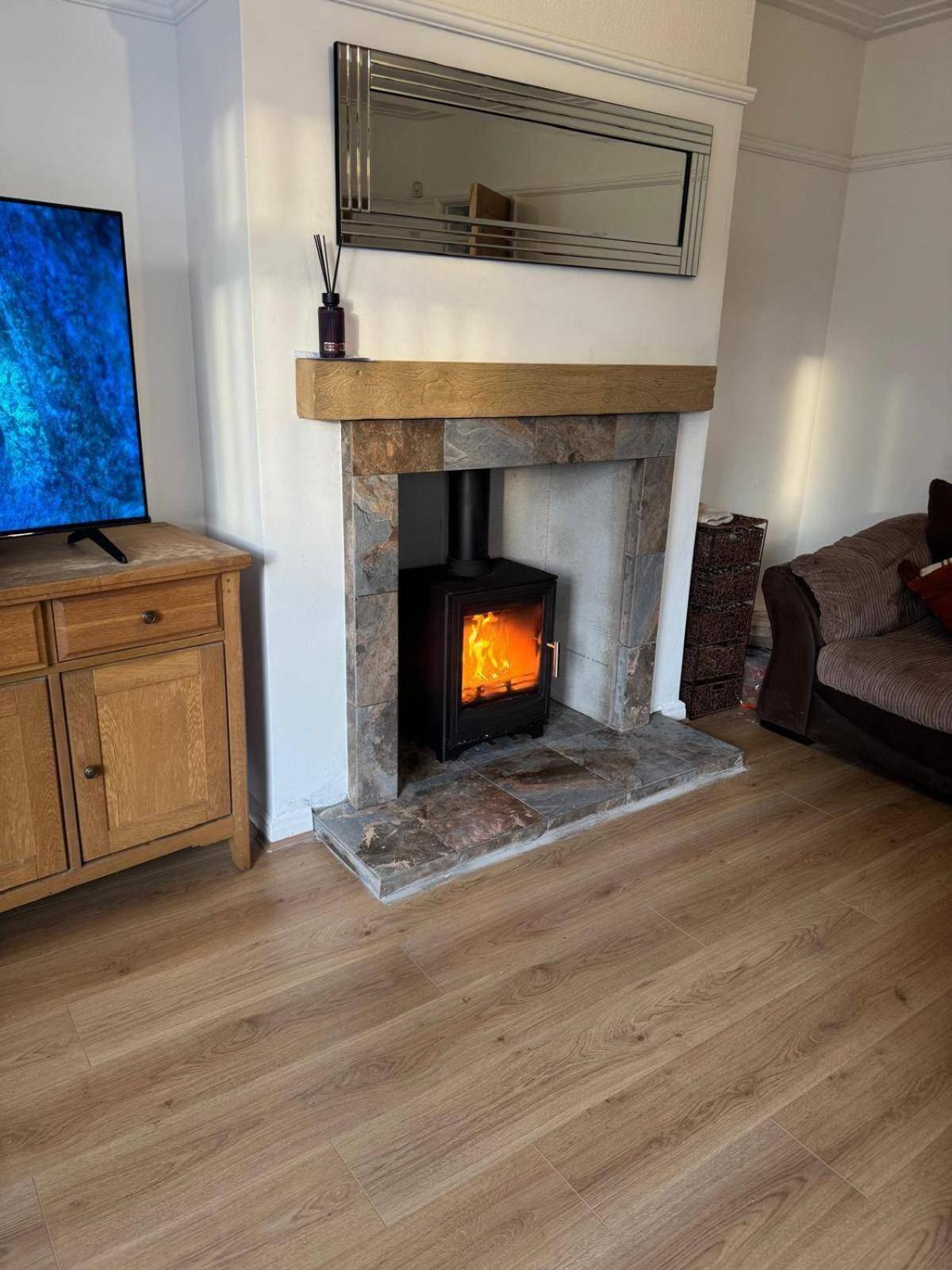 Knotty Ash - 3 Beds - Sleeps 6 - On-site Parking